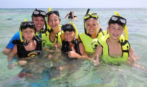 06-08-2014 SHOWBIZZ: DE BAUERS OP VAKANTIE, GROETJES VANAF ARUBA. Frans-Mariska-Christiaan-Jan-Frans Jr. en Lucas Bauer groeten U vanaf ARUBA.
foto: Albert den Iseger