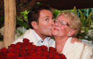 24-08-2014 SHOWBIZZ; GERARD JOLING VIERT FEEST OMDAT ZIJN MOEDER JANNIE 85 WORD.
De buurtjes, de vrienden en familie Joling, ze waren allemaal aanwezig in Restaurant Linke Loetje te Schagen om samen met JANNIE JOLING haar 85 ste verjaardag te vieren.
foto: Albert den Iseger