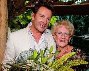 24-08-2014 SHOWBIZZ; GERARD JOLING VIERT FEEST OMDAT ZIJN MOEDER JANNIE 85 WORD.
De buurtjes, de vrienden en familie Joling, ze waren allemaal aanwezig in Restaurant Linke Loetje te Schagen om samen met JANNIE JOLING haar 85 ste verjaardag te vieren.
foto: Albert den Iseger