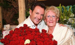 24-08-2014 SHOWBIZZ; GERARD JOLING VIERT FEEST OMDAT ZIJN MOEDER JANNIE 85 WORD.
De buurtjes, de vrienden en familie Joling, ze waren allemaal aanwezig in Restaurant Linke Loetje te Schagen om samen met JANNIE JOLING haar 85 ste verjaardag te vieren.
foto: Albert den Iseger