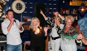 24-08-2014 SHOWBIZZ; GERARD JOLING VIERT FEEST OMDAT ZIJN MOEDER JANNIE 85 WORD.
De buurtjes, de vrienden en familie Joling, ze waren allemaal aanwezig in Restaurant Linke Loetje te Schagen om samen met JANNIE JOLING haar 85 ste verjaardag te vieren.
foto: Albert den Iseger