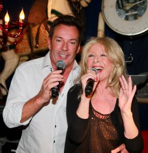 24-08-2014 SHOWBIZZ; GERARD JOLING VIERT FEEST OMDAT ZIJN MOEDER JANNIE 85 WORD.
De buurtjes, de vrienden en familie Joling, ze waren allemaal aanwezig in Restaurant Linke Loetje te Schagen om samen met JANNIE JOLING haar 85 ste verjaardag te vieren.
foto: Albert den Iseger