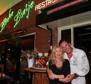 24-08-2014 SHOWBIZZ; GERARD JOLING VIERT FEEST OMDAT ZIJN MOEDER JANNIE 85 WORD.
De buurtjes, de vrienden en familie Joling, ze waren allemaal aanwezig in Restaurant Linke Loetje te Schagen om samen met JANNIE JOLING haar 85 ste verjaardag te vieren.
foto: Albert den Iseger