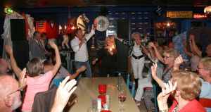 24-08-2014 SHOWBIZZ; GERARD JOLING VIERT FEEST OMDAT ZIJN MOEDER JANNIE 85 WORD.
De buurtjes, de vrienden en familie Joling, ze waren allemaal aanwezig in Restaurant Linke Loetje te Schagen om samen met JANNIE JOLING haar 85 ste verjaardag te vieren.
foto: Albert den Iseger