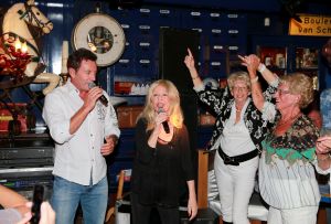 24-08-2014 SHOWBIZZ; GERARD JOLING VIERT FEEST OMDAT ZIJN MOEDER JANNIE 85 WORD.
De buurtjes, de vrienden en familie Joling, ze waren allemaal aanwezig in Restaurant Linke Loetje te Schagen om samen met JANNIE JOLING haar 85 ste verjaardag te vieren.
foto: Albert den Iseger