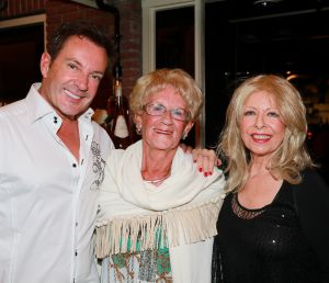 24-08-2014 SHOWBIZZ; GERARD JOLING VIERT FEEST OMDAT ZIJN MOEDER JANNIE 85 WORD.
De buurtjes, de vrienden en familie Joling, ze waren allemaal aanwezig in Restaurant Linke Loetje te Schagen om samen met JANNIE JOLING haar 85 ste verjaardag te vieren.
foto: Albert den Iseger