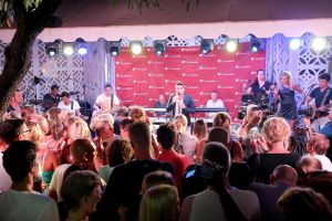 23-08-2014 SHOWBIZZ; JAN SMIT HEEFT AL PLATINA MET NIEUW ALBUM. 