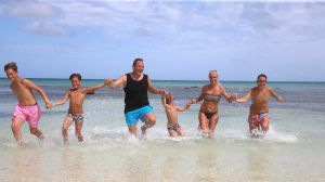 06-08-2014 SHOWBIZZ: DE BAUERS OP VAKANTIE, GROETJES VANAF ARUBA. Frans-Mariska-Christiaan-Jan-Frans Jr. en Lucas Bauer groeten U vanaf ARUBA.
foto: Albert den Iseger