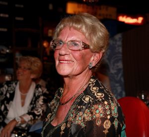 24-08-2014 SHOWBIZZ; GERARD JOLING VIERT FEEST OMDAT ZIJN MOEDER JANNIE 85 WORD.
De buurtjes, de vrienden en familie Joling, ze waren allemaal aanwezig in Restaurant Linke Loetje te Schagen om samen met JANNIE JOLING haar 85 ste verjaardag te vieren.
foto: Albert den Iseger
