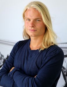 01-08-2014 SHOWBIZZ: KOEN VERWEIJ IS NU ECHT EEN SNELLE JONGEN. Koen Verweij kreeg van Martin Schilder een hele snelle AUDI geleverd in zijn favourite kleur HEMELS BLAUW. De schaatser wil zijn imago gaan pijlen op die van BRAD PITT. Hij zou graag de NEDERLANDSE BRAD PITT willen worden. Victoria Koblenco had er wel oren naar en greep wat ze pakken kon bij Koen. Dit word vervolgt.
foto: Albert den Iseger