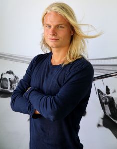 01-08-2014 SHOWBIZZ: KOEN VERWEIJ IS NU ECHT EEN SNELLE JONGEN. Koen Verweij kreeg van Martin Schilder een hele snelle AUDI geleverd in zijn favourite kleur HEMELS BLAUW. De schaatser wil zijn imago gaan pijlen op die van BRAD PITT. Hij zou graag de NEDERLANDSE BRAD PITT willen worden. Victoria Koblenco had er wel oren naar en greep wat ze pakken kon bij Koen. Dit word vervolgt.
foto: Albert den Iseger