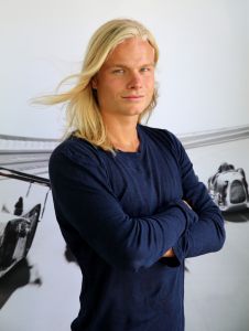 01-08-2014 SHOWBIZZ: KOEN VERWEIJ IS NU ECHT EEN SNELLE JONGEN. Koen Verweij kreeg van Martin Schilder een hele snelle AUDI geleverd in zijn favourite kleur HEMELS BLAUW. De schaatser wil zijn imago gaan pijlen op die van BRAD PITT. Hij zou graag de NEDERLANDSE BRAD PITT willen worden. Victoria Koblenco had er wel oren naar en greep wat ze pakken kon bij Koen. Dit word vervolgt.
foto: Albert den Iseger