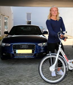 01-08-2014 SHOWBIZZ: KOEN VERWEIJ IS NU ECHT EEN SNELLE JONGEN. Koen Verweij kreeg van Martin Schilder een hele snelle AUDI geleverd in zijn favourite kleur HEMELS BLAUW. De schaatser wil zijn imago gaan pijlen op die van BRAD PITT. Hij zou graag de NEDERLANDSE BRAD PITT willen worden. Victoria Koblenco had er wel oren naar en greep wat ze pakken kon bij Koen. Dit word vervolgt.
foto: Albert den Iseger