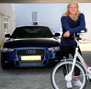 
01-08-2014 SHOWBIZZ: KOEN VERWEIJ IS NU ECHT EEN SNELLE JONGEN. Koen Verweij kreeg van Martin Schilder een hele snelle AUDI geleverd in zijn favourite kleur HEMELS BLAUW. De schaatser wil zijn imago gaan pijlen op die van BRAD PITT. Hij zou graag de NEDERLANDSE BRAD PITT willen worden. Victoria Koblenco had er wel oren naar en greep wat ze pakken kon bij Koen. Dit word vervolgt.
foto: Albert den Iseger