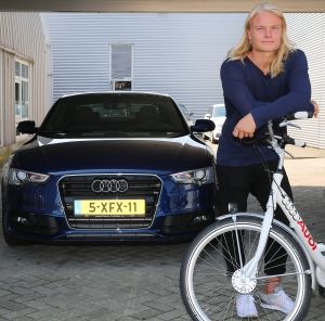 01-08-2014 SHOWBIZZ: KOEN VERWEIJ IS NU ECHT EEN SNELLE JONGEN. Koen Verweij kreeg van Martin Schilder een hele snelle AUDI geleverd in zijn favourite kleur HEMELS BLAUW. De schaatser wil zijn imago gaan pijlen op die van BRAD PITT. Hij zou graag de NEDERLANDSE BRAD PITT willen worden. Victoria Koblenco had er wel oren naar en greep wat ze pakken kon bij Koen. Dit word vervolgt.
foto: Albert den Iseger