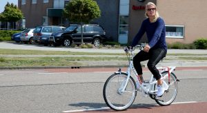 01-08-2014 SHOWBIZZ: KOEN VERWEIJ IS NU ECHT EEN SNELLE JONGEN. Koen Verweij kreeg van Martin Schilder een hele snelle AUDI geleverd in zijn favourite kleur HEMELS BLAUW. De schaatser wil zijn imago gaan pijlen op die van BRAD PITT. Hij zou graag de NEDERLANDSE BRAD PITT willen worden. Victoria Koblenco had er wel oren naar en greep wat ze pakken kon bij Koen. Dit word vervolgt.
foto: Albert den Iseger