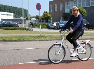 01-08-2014 SHOWBIZZ: KOEN VERWEIJ IS NU ECHT EEN SNELLE JONGEN. Koen Verweij kreeg van Martin Schilder een hele snelle AUDI geleverd in zijn favourite kleur HEMELS BLAUW. De schaatser wil zijn imago gaan pijlen op die van BRAD PITT. Hij zou graag de NEDERLANDSE BRAD PITT willen worden. Victoria Koblenco had er wel oren naar en greep wat ze pakken kon bij Koen. Dit word vervolgt.
foto: Albert den Iseger