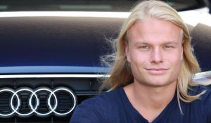 01-08-2014 SHOWBIZZ: KOEN VERWEIJ IS NU ECHT EEN SNELLE JONGEN. Koen Verweij kreeg van Martin Schilder een hele snelle AUDI geleverd in zijn favourite kleur HEMELS BLAUW. De schaatser wil zijn imago gaan pijlen op die van BRAD PITT. Hij zou graag de NEDERLANDSE BRAD PITT willen worden. Victoria Koblenco had er wel oren naar en greep wat ze pakken kon bij Koen. Dit word vervolgt.
foto: Albert den Iseger