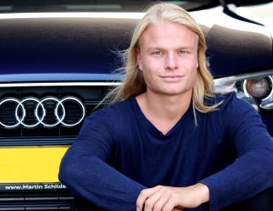 01-08-2014 SHOWBIZZ: KOEN VERWEIJ IS NU ECHT EEN SNELLE JONGEN. Koen Verweij kreeg van Martin Schilder een hele snelle AUDI geleverd in zijn favourite kleur HEMELS BLAUW. De schaatser wil zijn imago gaan pijlen op die van BRAD PITT. Hij zou graag de NEDERLANDSE BRAD PITT willen worden. Victoria Koblenco had er wel oren naar en greep wat ze pakken kon bij Koen. Dit word vervolgt.
foto: Albert den Iseger