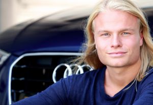 01-08-2014 SHOWBIZZ: KOEN VERWEIJ IS NU ECHT EEN SNELLE JONGEN. Koen Verweij kreeg van Martin Schilder een hele snelle AUDI geleverd in zijn favourite kleur HEMELS BLAUW. De schaatser wil zijn imago gaan pijlen op die van BRAD PITT. Hij zou graag de NEDERLANDSE BRAD PITT willen worden. Victoria Koblenco had er wel oren naar en greep wat ze pakken kon bij Koen. Dit word vervolgt.
foto: Albert den Iseger