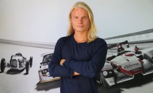 01-08-2014 SHOWBIZZ: KOEN VERWEIJ IS NU ECHT EEN SNELLE JONGEN. Koen Verweij kreeg van Martin Schilder een hele snelle AUDI geleverd in zijn favourite kleur HEMELS BLAUW. De schaatser wil zijn imago gaan pijlen op die van BRAD PITT. Hij zou graag de NEDERLANDSE BRAD PITT willen worden. Victoria Koblenco had er wel oren naar en greep wat ze pakken kon bij Koen. Dit word vervolgt.
foto: Albert den Iseger