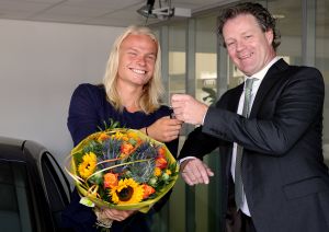 01-08-2014 SHOWBIZZ: KOEN VERWEIJ IS NU ECHT EEN SNELLE JONGEN. Koen Verweij kreeg van Martin Schilder een hele snelle AUDI geleverd in zijn favourite kleur HEMELS BLAUW. De schaatser wil zijn imago gaan pijlen op die van BRAD PITT. Hij zou graag de NEDERLANDSE BRAD PITT willen worden. Victoria Koblenco had er wel oren naar en greep wat ze pakken kon bij Koen. Dit word vervolgt.
foto: Albert den Iseger