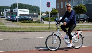 01-08-2014 SHOWBIZZ: KOEN VERWEIJ IS NU ECHT EEN SNELLE JONGEN. Koen Verweij kreeg van Martin Schilder een hele snelle AUDI geleverd in zijn favourite kleur HEMELS BLAUW. De schaatser wil zijn imago gaan pijlen op die van BRAD PITT. Hij zou graag de NEDERLANDSE BRAD PITT willen worden. Victoria Koblenco had er wel oren naar en greep wat ze pakken kon bij Koen. Dit word vervolgt.
foto: Albert den Iseger