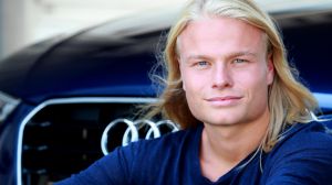 01-08-2014 SHOWBIZZ: KOEN VERWEIJ IS NU ECHT EEN SNELLE JONGEN. Koen Verweij kreeg van Martin Schilder een hele snelle AUDI geleverd in zijn favourite kleur HEMELS BLAUW. De schaatser wil zijn imago gaan pijlen op die van BRAD PITT. Hij zou graag de NEDERLANDSE BRAD PITT willen worden. Victoria Koblenco had er wel oren naar en greep wat ze pakken kon bij Koen. Dit word vervolgt.
foto: Albert den Iseger