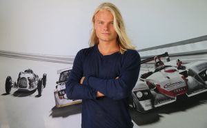 01-08-2014 SHOWBIZZ: KOEN VERWEIJ IS NU ECHT EEN SNELLE JONGEN. Koen Verweij kreeg van Martin Schilder een hele snelle AUDI geleverd in zijn favourite kleur HEMELS BLAUW. De schaatser wil zijn imago gaan pijlen op die van BRAD PITT. Hij zou graag de NEDERLANDSE BRAD PITT willen worden. Victoria Koblenco had er wel oren naar en greep wat ze pakken kon bij Koen. Dit word vervolgt.
foto: Albert den Iseger
