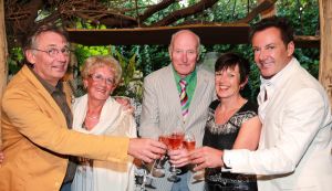 24-08-2014 SHOWBIZZ; GERARD JOLING VIERT FEEST OMDAT ZIJN MOEDER JANNIE 85 WORD.
De buurtjes, de vrienden en familie Joling, ze waren allemaal aanwezig in Restaurant Linke Loetje te Schagen om samen met JANNIE JOLING haar 85 ste verjaardag te vieren.
foto: Albert den Iseger