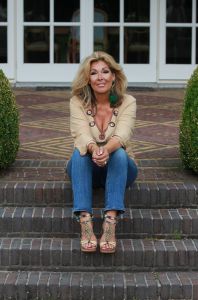 03-08-2017 SHOWBIZZ; BETTY DE GROOT OMSCHRIJFT DE GOOISCHE GEHEIMEN.
Vele reacties zijn inmiddels binnen over de GOOISCHE verhalen van Betty de Groot wekelijks in weekblad PRIVE. De immense poorten van de grootste huizen blijven nu nog langer gesloten. Betty is one tour door Laren en Blaricum. De roddels zijn niet te stoppen op de terrassen van BLUSHING-BONTE PAARD en MOEKE SPIJKSTRA. Maar Betty
blijft schrijven en er komt nog zo VEEL aan het licht. 
foto: Albert den Iseger03-08-2017 SHOWBIZZ; BETTY DE GROOT OMSCHRIJFT DE GOOISCHE GEHEIMEN.
Vele reacties zijn inmiddels binnen over de GOOISCHE verhalen van Betty de Groot wekelijks in weekblad PRIVE. De immense poorten van de grootste huizen blijven nu nog langer gesloten. Betty is one tour door Laren en Blaricum. De roddels zijn niet te stoppen op de terrassen van BLUSHING-BONTE PAARD en MOEKE SPIJKSTRA. Maar Betty
blijft schrijven en er komt nog zo VEEL aan het licht. 
foto: Albert den Iseger