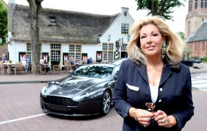 03-08-2017 SHOWBIZZ; BETTY DE GROOT OMSCHRIJFT DE GOOISCHE GEHEIMEN.
Vele reacties zijn inmiddels binnen over de GOOISCHE verhalen van Betty de Groot wekelijks in weekblad PRIVE. De immense poorten van de grootste huizen blijven nu nog langer gesloten. Betty is one tour door Laren en Blaricum. De roddels zijn niet te stoppen op de terrassen van BLUSHING-BONTE PAARD en MOEKE SPIJKSTRA. Maar Betty
blijft schrijven en er komt nog zo VEEL aan het licht. 
foto: Albert den Iseger