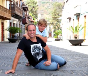 11-08-2017 SHOWBIZZ; FRANS EN MARISKA BAUER TERUG OP DE CANARISCHE EILANDEN. Na enkele jaren naar andere landen te zijn geweest is het voor de familie BAUER weer terug waar de vakanties zijn begonnen LAS PALMAS. Het voelt als thuis komen. Heerlijk hotel en vriendelijke mensen, lekker weer een een voortreffelijk hotel. Dat is anno 2017 vakantie voor de BAUERS.
foto: Albert den Iseger