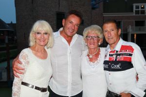 30-08-2017 SHOWBIZZ; MAMA JOLING IS 88 JAAR MAAR IS NOG STEEDS GEZELLIG EN ONWIJS GASTVRIJ. Gerard maakt zich zorgen om zijn jarige moeder maar dat is enigszins overdreven. Janny is fit en heeft het heel gezellig met haar partner Cor.
foto: Albert den Iseger