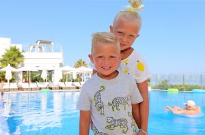 15-08-2018 SHOWBIZZ; JAN ZIT IS THUIS AAN DE COSTA. Jan Smit zit toch vaak thuis aan de Costa in in Zuid Spanje. Nu dat er vakantie is zit hij samen met Liza, dochter Emma en zoon Senn heerlijk aan de Spaanse Costa. PRIVE was uitgenodigd en wij gingen op visite.
foto: Albert den Iseger