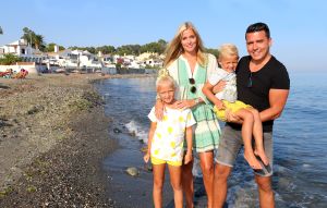 15-08-2018 SHOWBIZZ; JAN ZIT IS THUIS AAN DE COSTA. Jan Smit zit toch vaak thuis aan de Costa in in Zuid Spanje. Nu dat er vakantie is zit hij samen met Liza, dochter Emma en zoon Senn heerlijk aan de Spaanse Costa. PRIVE was uitgenodigd en wij gingen op visite.
foto: Albert den Iseger