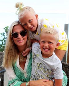 15-08-2018 SHOWBIZZ; JAN ZIT IS THUIS AAN DE COSTA. Jan Smit zit toch vaak thuis aan de Costa in in Zuid Spanje. Nu dat er vakantie is zit hij samen met Liza, dochter Emma en zoon Senn heerlijk aan de Spaanse Costa. PRIVE was uitgenodigd en wij gingen op visite.
foto: Albert den Iseger