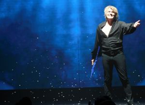 11-08-2019 SHOWBIZZ; HANS KLOK STILL GOING VERY STRONG IN LAS VEGAS. Vrijwel elke avond volle bak in het Excalibur theater. Hans en zijn team doen een show van 70 minuten en dan gaat iedereen met volle verbazing terug naar zijn slot machines in het immense grote Excalibur hotel, 4200 kamers en duizenden slot machines.
foto: Albert den Iseger