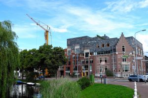 09-08-2020 SHOWBIZZ; MARCO BORSATO VERHUIST DE LAATSTE MEUBELEN NAAR ALKMAAR. Het dakterras werd verrijkt met passion spa en tuinmeubelen.Een plantenwand werd gemaakt om inkijk te verhinderen van de de buren, het stadskantoor aan de overkant. Het meer dan een miljoen kostende penthouse is klaar voor Marco en zijn alkmaarse vrienden.
foto: Albert den Iseger