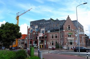 09-08-2020 SHOWBIZZ; MARCO BORSATO VERHUIST DE LAATSTE MEUBELEN NAAR ALKMAAR. Het dakterras werd verrijkt met passion spa en tuinmeubelen.Een plantenwand werd gemaakt om inkijk te verhinderen van de de buren, het stadskantoor aan de overkant. Het meer dan een miljoen kostende penthouse is klaar voor Marco en zijn alkmaarse vrienden.
foto: Albert den Iseger