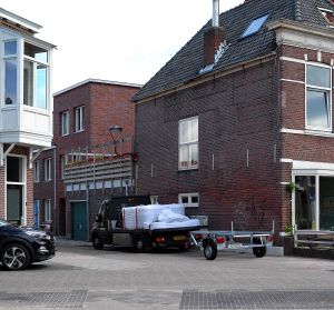 09-08-2020 SHOWBIZZ; MARCO BORSATO VERHUIST DE LAATSTE MEUBELEN NAAR ALKMAAR. Het dakterras werd verrijkt met passion spa en tuinmeubelen.Een plantenwand werd gemaakt om inkijk te verhinderen van de de buren, het stadskantoor aan de overkant. Het meer dan een miljoen kostende penthouse is klaar voor Marco en zijn alkmaarse vrienden.
foto: Albert den Iseger