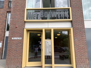 09-08-2020 SHOWBIZZ; MARCO BORSATO VERHUIST DE LAATSTE MEUBELEN NAAR ALKMAAR. Het dakterras werd verrijkt met passion spa en tuinmeubelen.Een plantenwand werd gemaakt om inkijk te verhinderen van de de buren, het stadskantoor aan de overkant. Het meer dan een miljoen kostende penthouse is klaar voor Marco en zijn alkmaarse vrienden.
foto: Albert den Iseger
