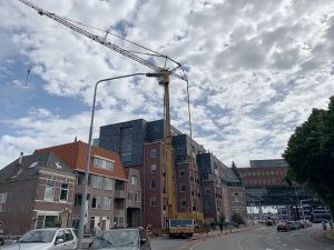 09-08-2020 SHOWBIZZ; MARCO BORSATO VERHUIST DE LAATSTE MEUBELEN NAAR ALKMAAR. Het dakterras werd verrijkt met passion spa en tuinmeubelen.Een plantenwand werd gemaakt om inkijk te verhinderen van de de buren, het stadskantoor aan de overkant. Het meer dan een miljoen kostende penthouse is klaar voor Marco en zijn alkmaarse vrienden.
foto: Albert den Iseger