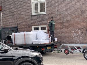 09-08-2020 SHOWBIZZ; MARCO BORSATO VERHUIST DE LAATSTE MEUBELEN NAAR ALKMAAR. Het dakterras werd verrijkt met passion spa en tuinmeubelen.Een plantenwand werd gemaakt om inkijk te verhinderen van de de buren, het stadskantoor aan de overkant. Het meer dan een miljoen kostende penthouse is klaar voor Marco en zijn alkmaarse vrienden.
foto: Albert den Iseger