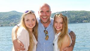 18-08-2021 SHOWBIZZ; ANDY VAN DER MEIJDE KRIJGT ZIJN DOCHTERS TERUG.Vier jaar geleden was ik in Italie bij zijn ex vrouw Diana en haar dochters Isabella en Purple. Weekblad Prive had een samenzijn geregeld met Andy en zijn ex vrouw Diana en hun dochters.Het liep uit op een fiasco.Nu is er straks weer een weerzien met zijn dochter Purple. Het hele verhaal deze week in weekblad Prive.
foto: Albert den Iseger