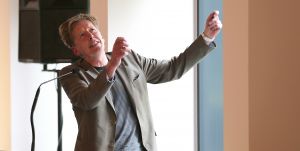 01-08-2021 SHOWBIZZ; JAN ROT IS ZIEK MAAR BLIJFT DOORGAAN. Het valt mij zwaar jullie te moeten vertellen wat wij deze week te horen hebben gekregen: ik mag hersteld zijn van de tumor-operatie, een nieuwe scan windt er geen doekjes om: ik word niet meer beter. Uitzaaiingen alom, begint de zanger zijn relaas.
Hoeveel tijd ik nog heb wordt vanzelf duidelijk. Het is heel onwerkelijk, ik ben fysiek snel moe, maar heb verder nog weinig last. Gisteren nog heerlijk gespeeld, al kregen sommige liedjes nieuwe lading, voegt hij er aan toe.
Toch geeft Jan niet op en schrijft dat hij bezig blijft met zijn grote passie. Ik blijf optreden tot ik erbij neerval, hoop in september gewoon lekker te beginnen aan OK.Boomer -zijn show- en intussen met veel liefde, rust en een beetje galgenhumor de mokerslag voor mijn prachtgezin te leren aanvaarden. Net als de klap voor vrienden, familie, fans en volgers.
En hoe ben je er zelf onder, Jan  Tja. Het beste moet nog komen, zong ik in 2019. Dit zag ik niet voor me. Maar het is niet anders. Het gaat zoals het gaat. Ik hou jullie op de hoogte en vertrouw op wat de legendarische Joop Visser mailde: Ik wens je nog een mooie tijd..., aldus Jan.
Foto: Albert den Iseger
