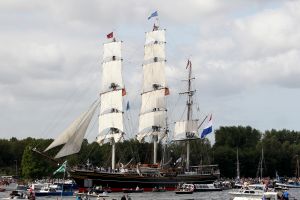 20-08-2025:LAATSTE NIEUWS;Aankomst schepen op weg naar Amsterdam.Mooi weer veel publiek en duizenden kleine schepen allemaal op weg naar het IJ Amsterdam.
foto: Albert den Iseger.