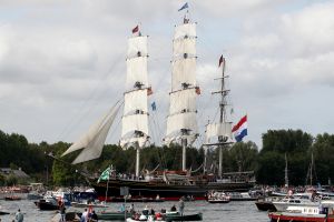 20-08-2025:LAATSTE NIEUWS;Aankomst schepen op weg naar Amsterdam.Mooi weer veel publiek en duizenden kleine schepen allemaal op weg naar het IJ Amsterdam.
foto: Albert den Iseger.