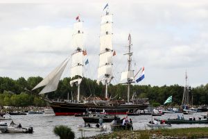 20-08-2025:LAATSTE NIEUWS;Aankomst schepen op weg naar Amsterdam.Mooi weer veel publiek en duizenden kleine schepen allemaal op weg naar het IJ Amsterdam.
foto: Albert den Iseger.