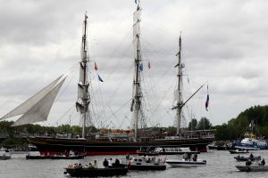 20-08-2025:LAATSTE NIEUWS;Aankomst schepen op weg naar Amsterdam.Mooi weer veel publiek en duizenden kleine schepen allemaal op weg naar het IJ Amsterdam.
foto: Albert den Iseger.
